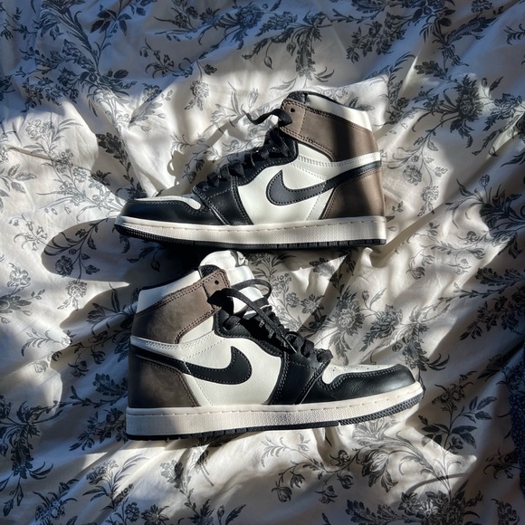 Air Jordan 1 Retro High OG Dark Mocha 
NEVER WORN 
NEW WITHOUT BOX - Picture 1 of 4